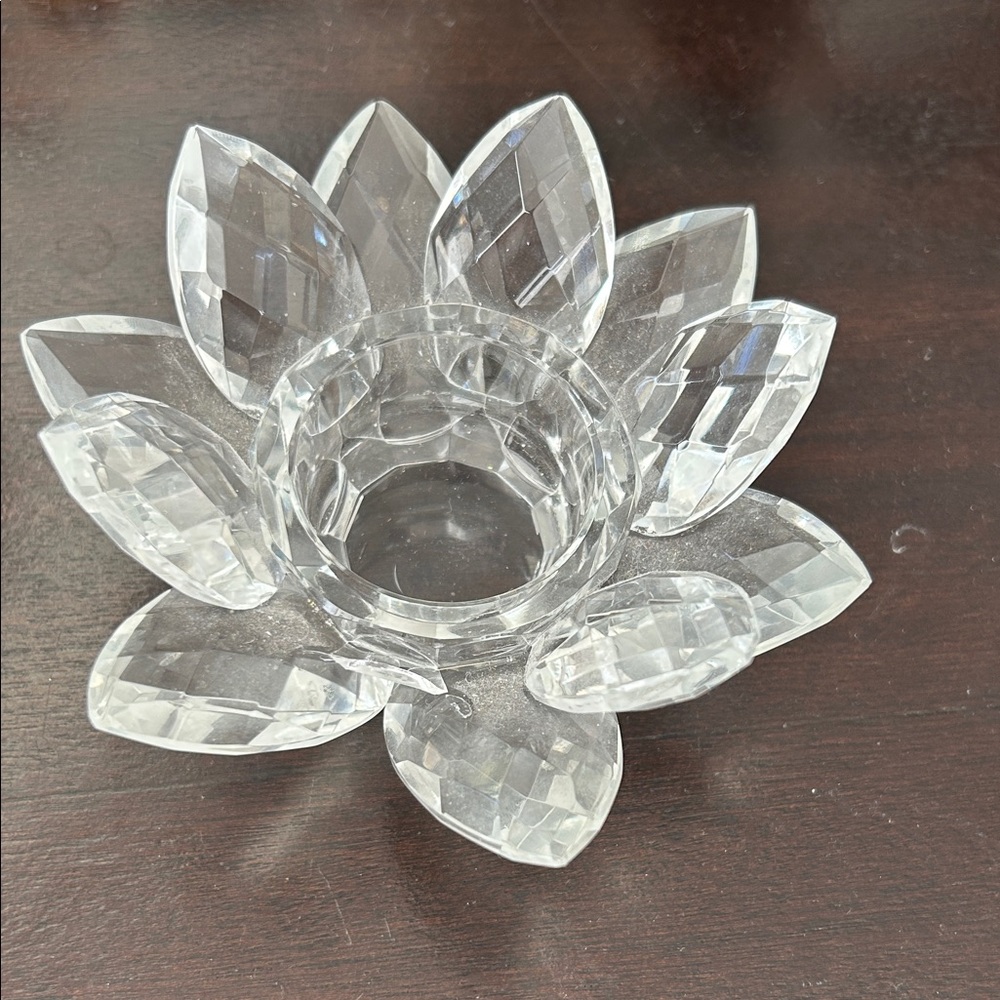 Faceted Crystal Lotus Tealight Candle Holder (One Petal Damaged)‎